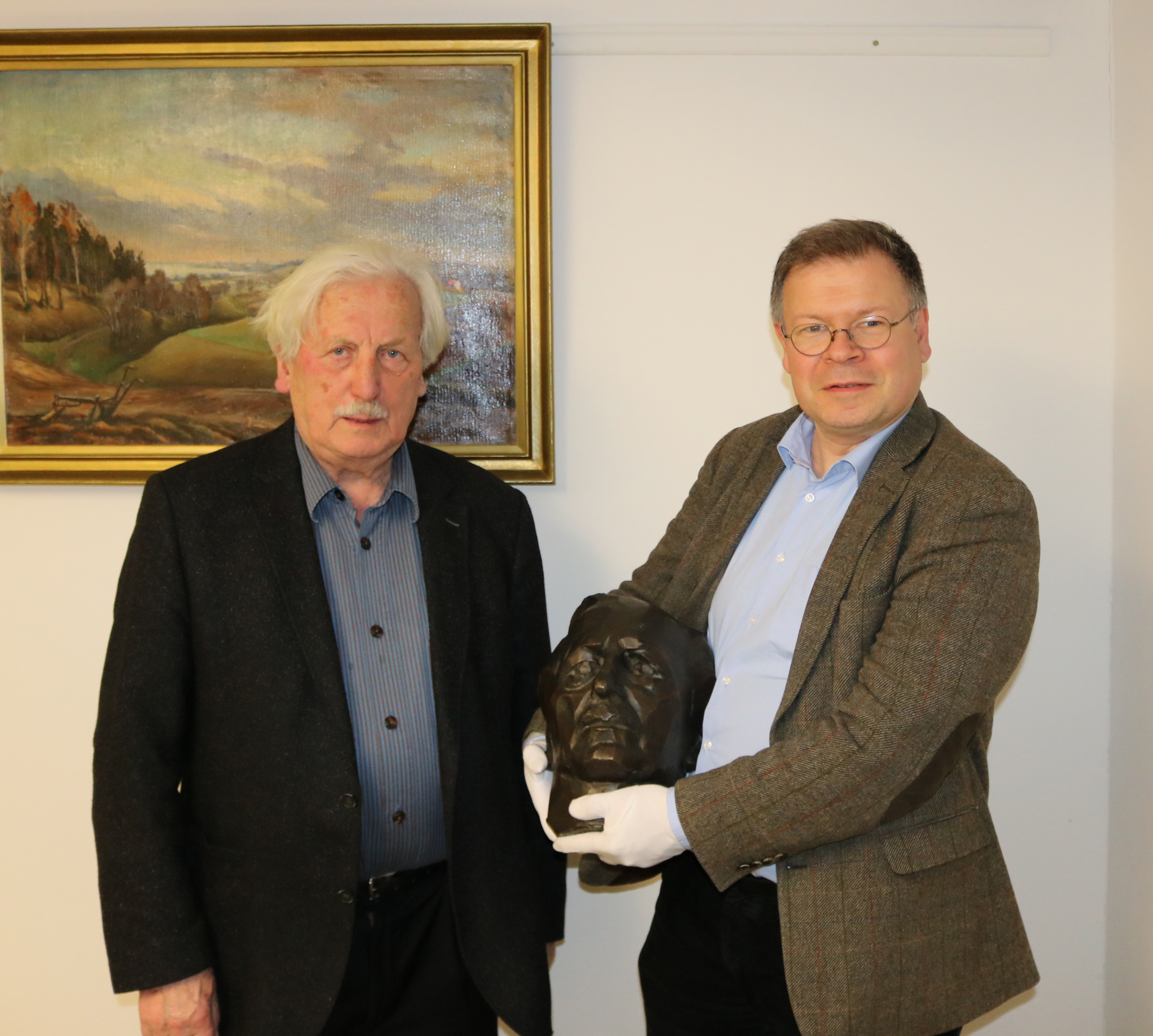 Arno Surminski überreicht die Büste unserem Museumsdirektor Dr. Joachim Mähnert