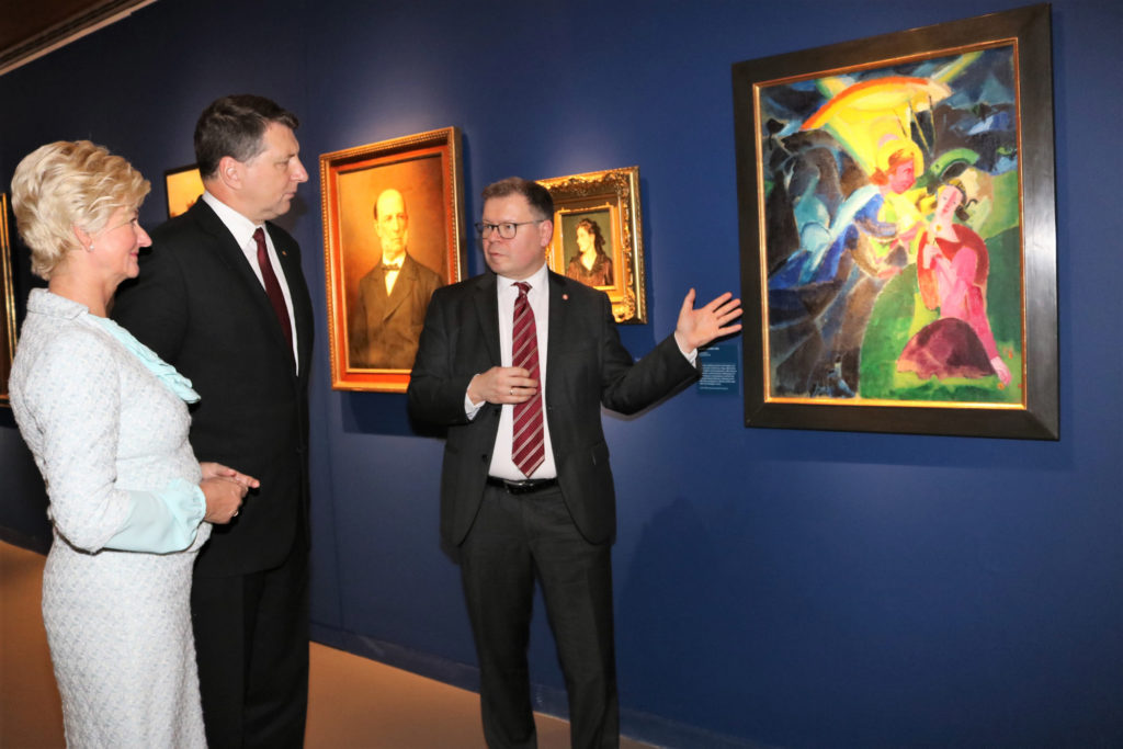 Der Lettische Staatspräsident und seine Frau sowie Museumsdirektor Dr. Joachim Mähnert in der Deutschbaltischen Abteilung
