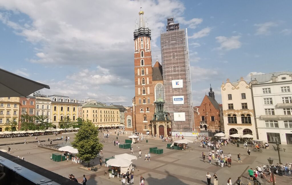 Blick auf den Marktplatz von Krakau mit der Marienkirche