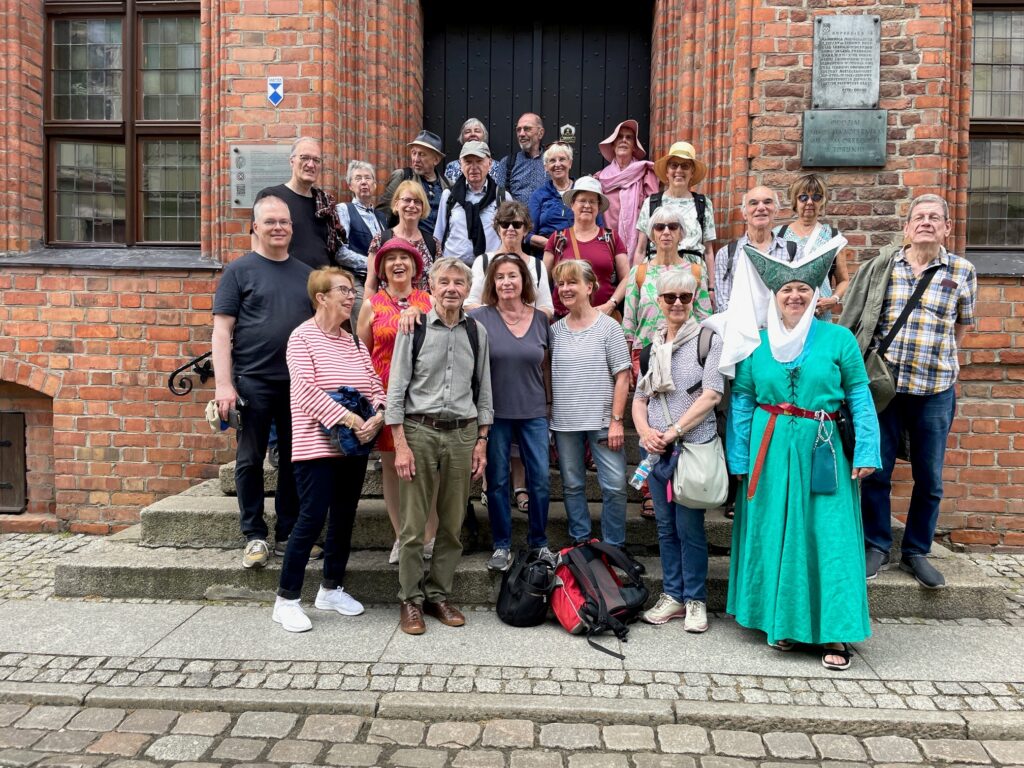 Die Gruppe der Studienreise vor dem Kopernikus-Haus in Thorn/Toruń © Ostpreußisches Landesmuseum.