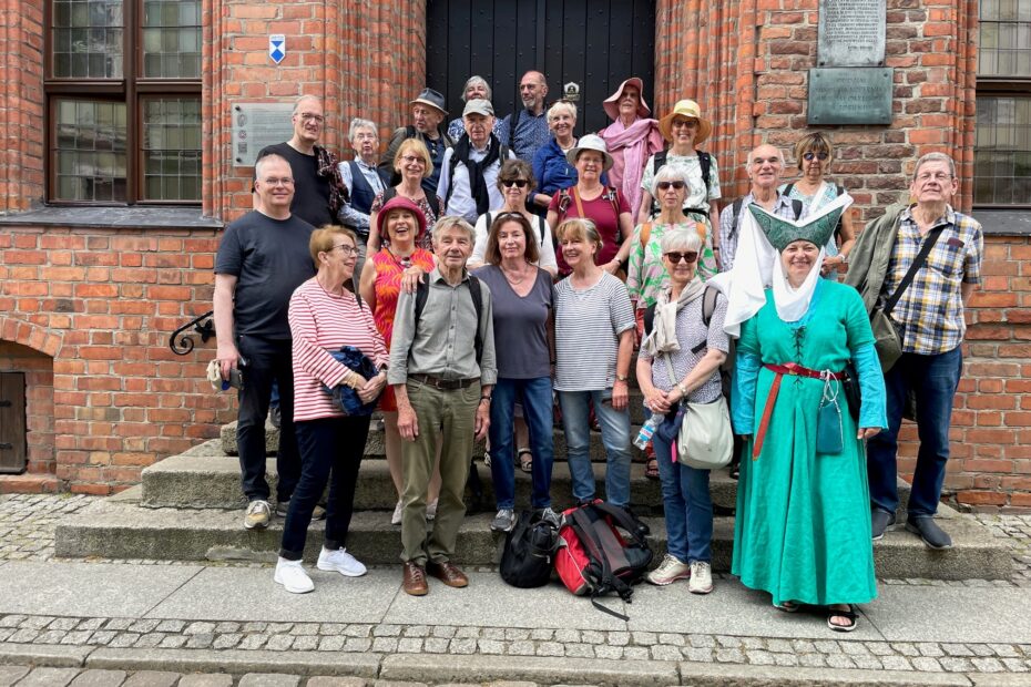 Die Gruppe der Studienreise vor dem Kopernikus-Haus in Thorn/Toruń © Ostpreußisches Landesmuseum.