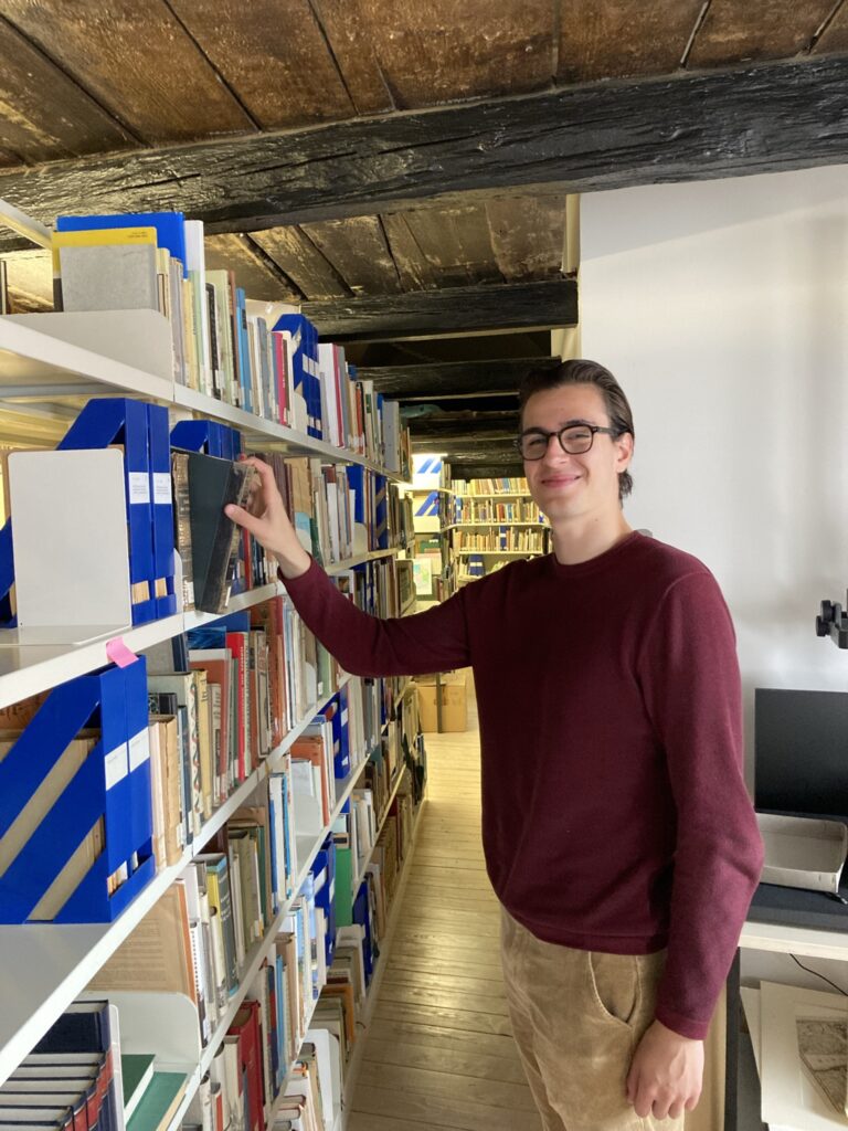 Max Koßmann in der Bibliothek des Ostpreußischen Landesmuseums © Ostpreußisches Landesmuseum.