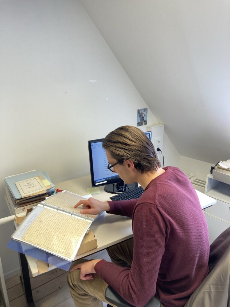 Max Koßmann bei der Arbeit im Archiv des Ostpreußischen Landesmuseums © Ostpreußisches Landesmuseum.